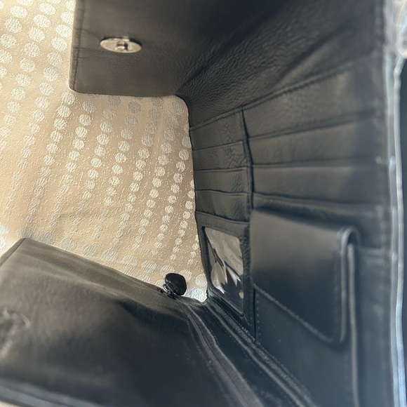 Brighton Clutch and Crossbody Bag -
Elegant Black Crocodile-Embossed leather - Picture 7 of 10